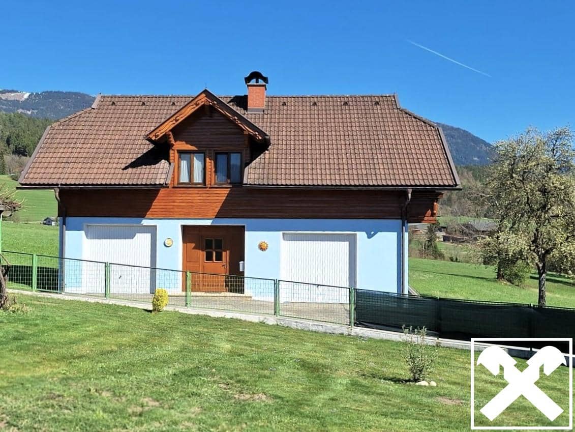 Gepflegtes Haus mit Panoramablick und Garten in sonniger Höhenlage