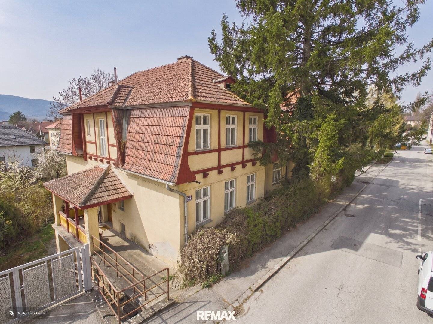 Gebäudehälfte mit Gartenanteil in ruhiger Lage
