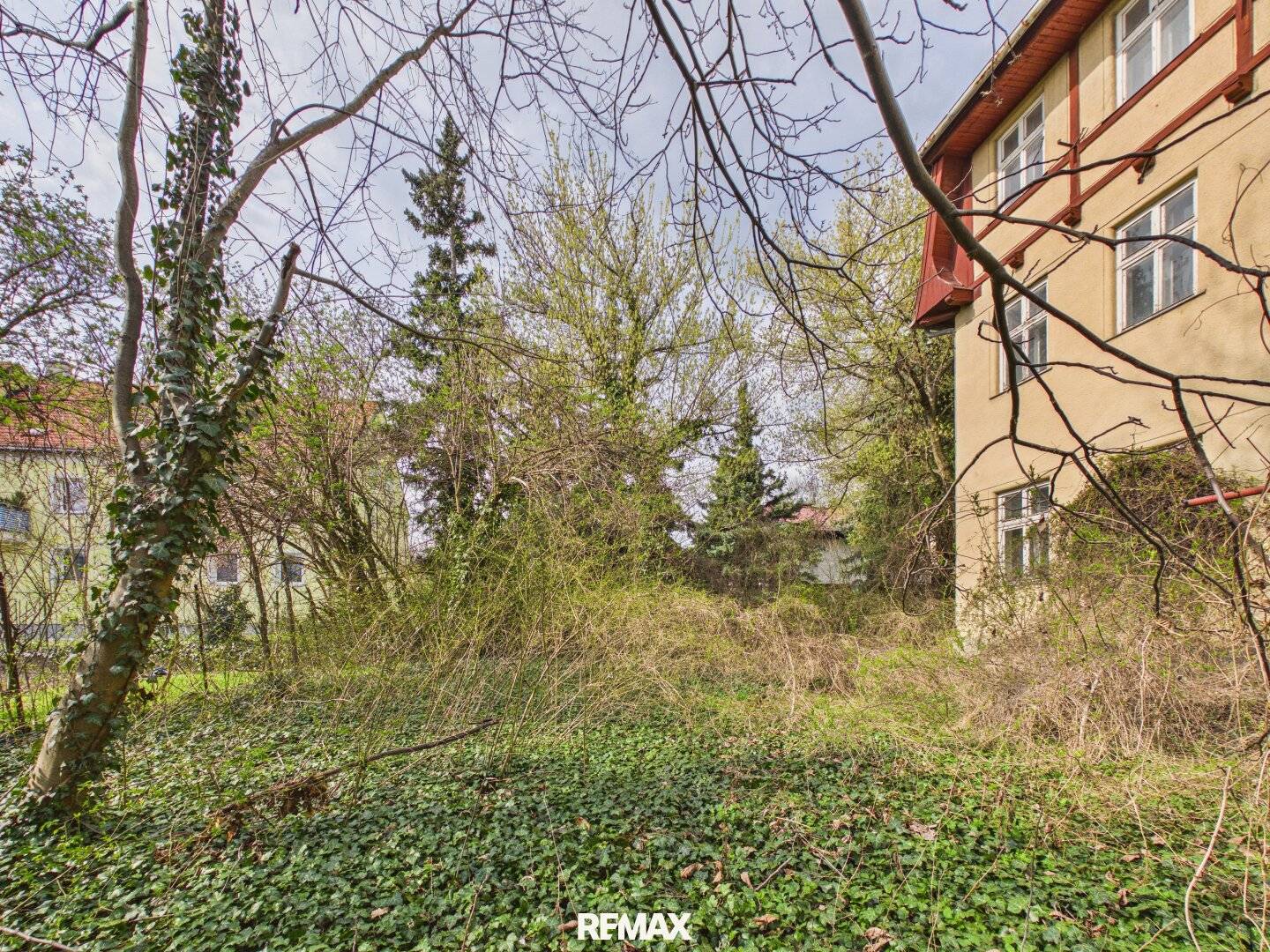Gebäudehälfte mit Gartenanteil in ruhiger Lage