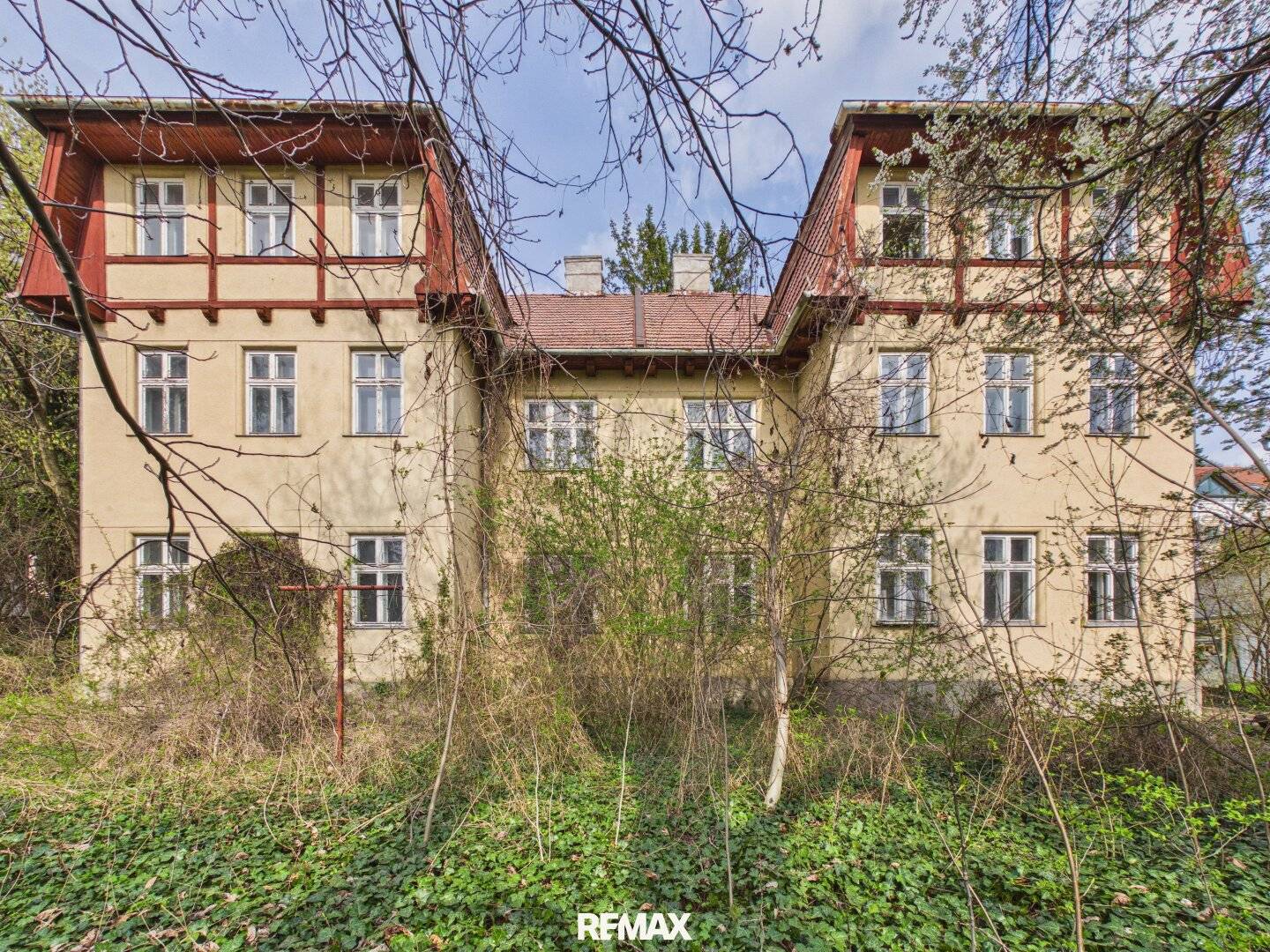 Gebäudehälfte mit Gartenanteil in ruhiger Lage