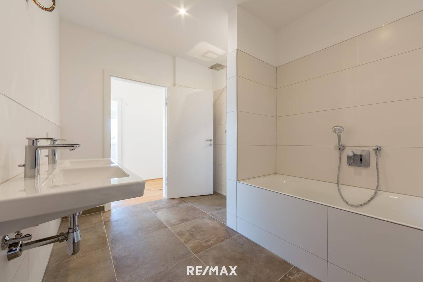 Gartenwohnung mit 216 m² Eigengarten und Terrasse am Traunsee