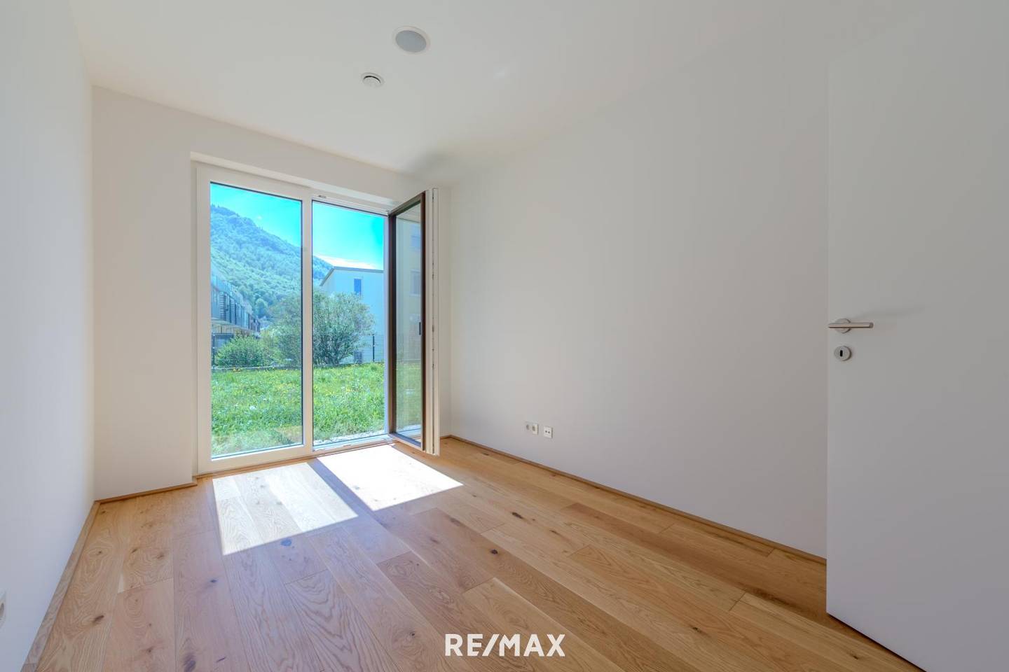Gartenwohnung mit 216 m² Eigengarten und Terrasse am Traunsee