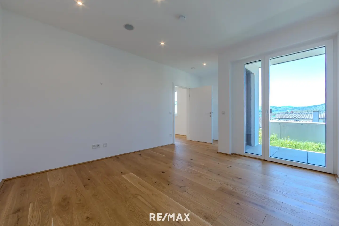 Garden apartment with 216 m² private garden and terrace by Lake Traunsee