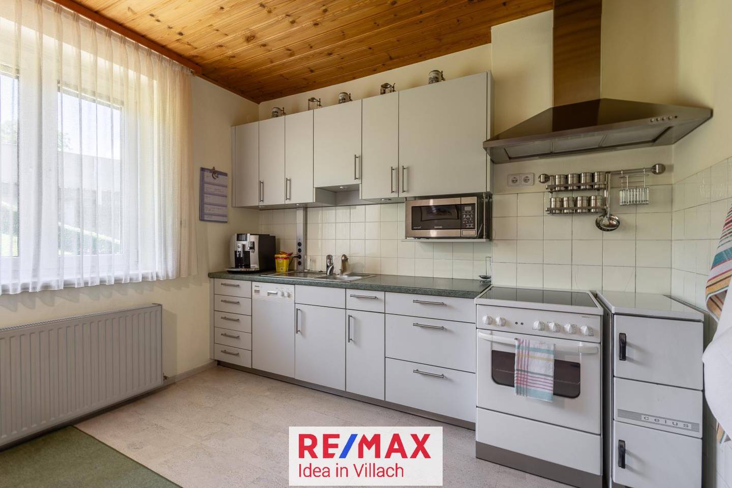 Gepflegtes Einfamilienhaus mit großem Grundstück und Garage