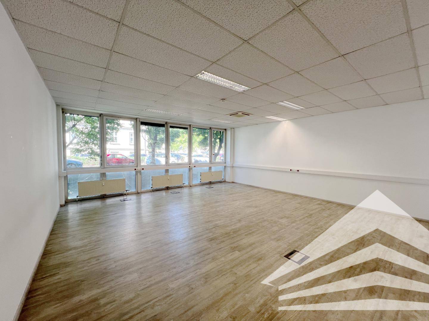 Ground floor office space with district heating and elevator