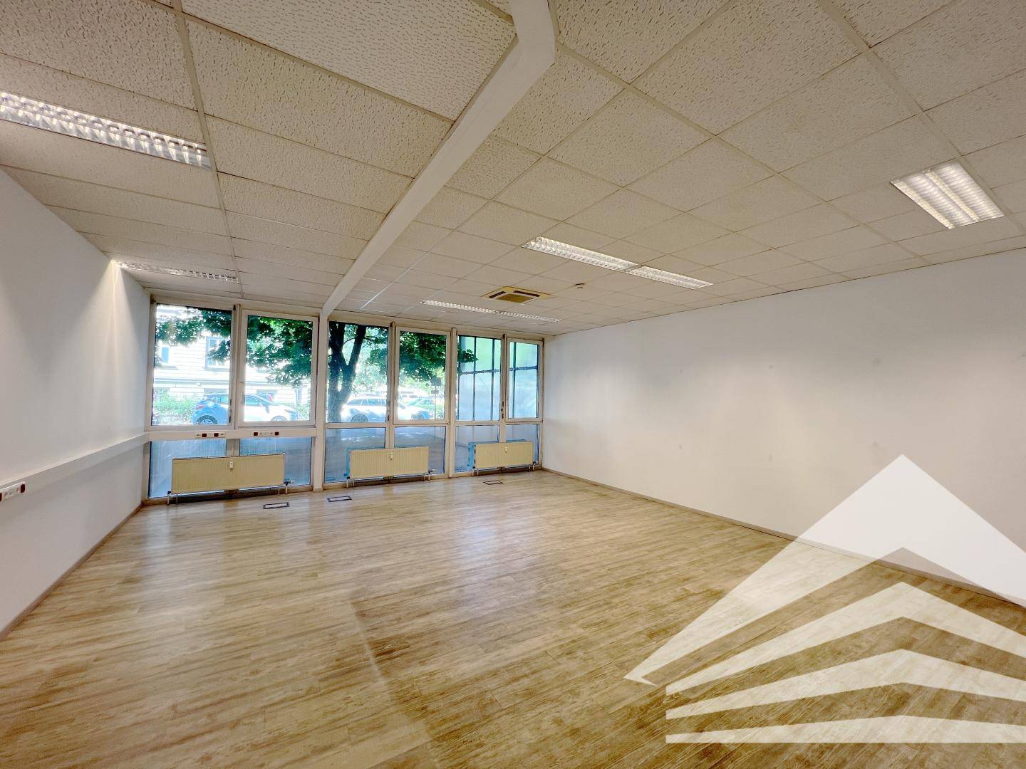 Ground floor office space with district heating and elevator