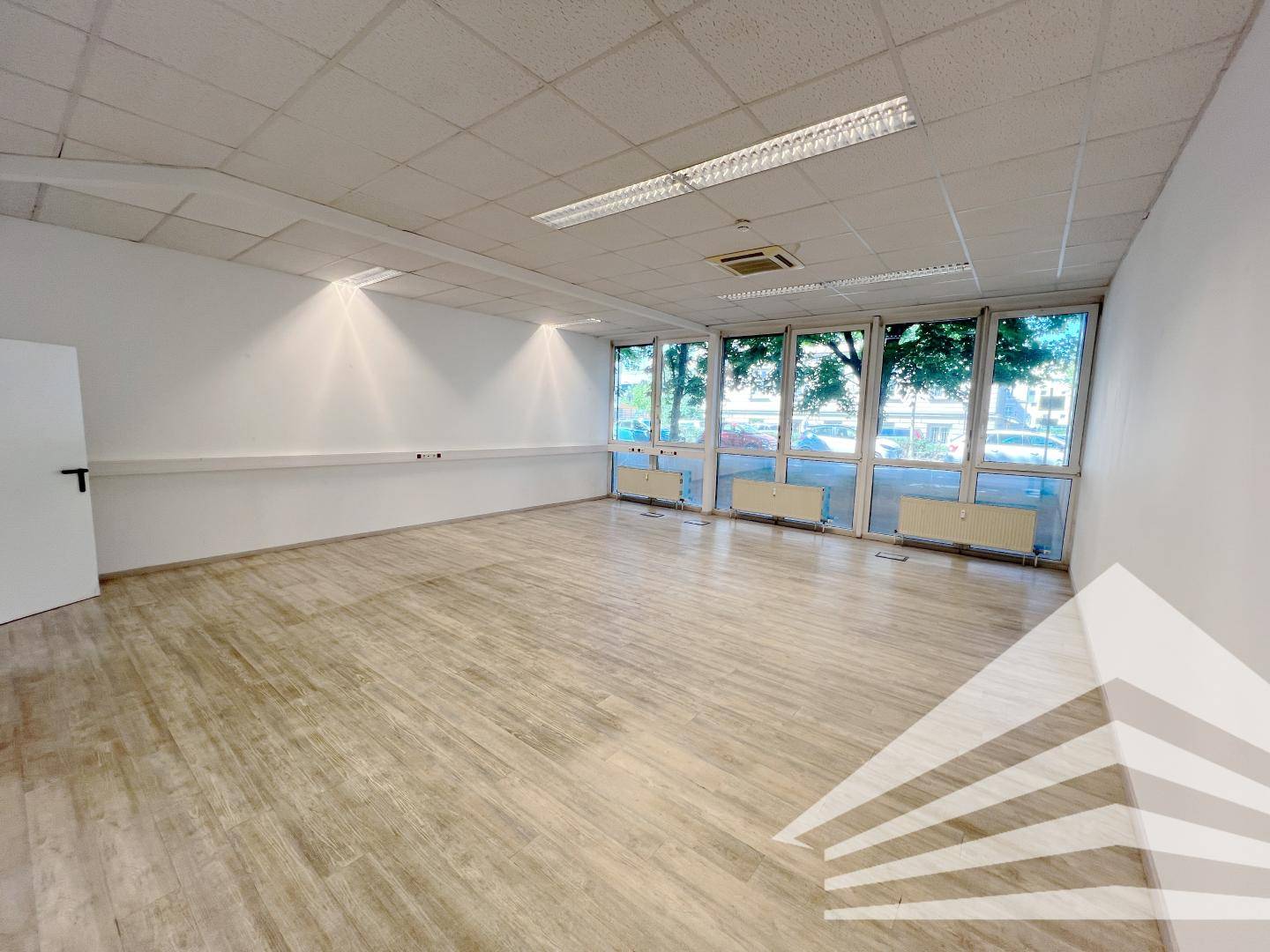 Ground floor office space with district heating and elevator