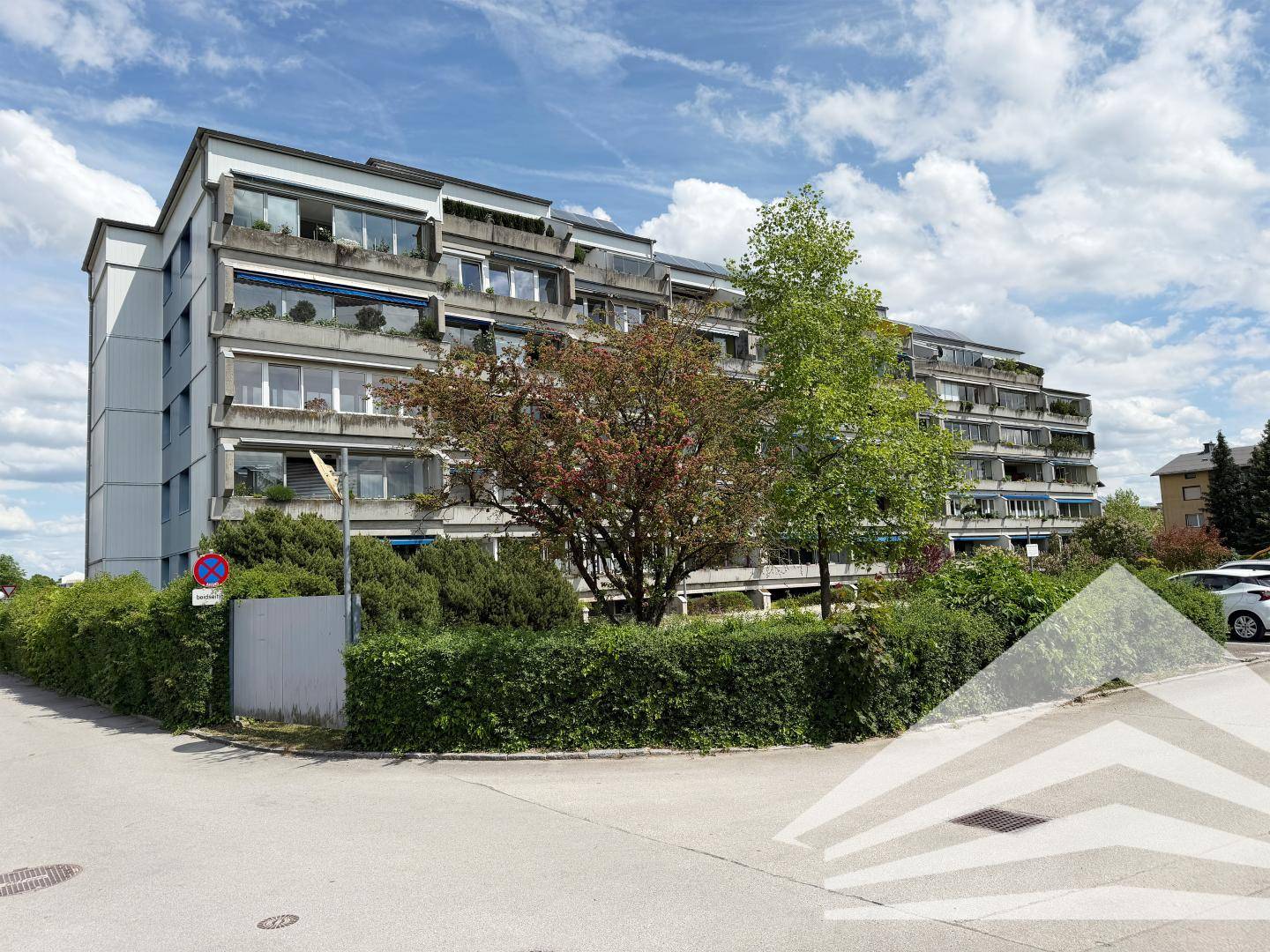 Well maintained 4 room apartment with loggia and parking space
