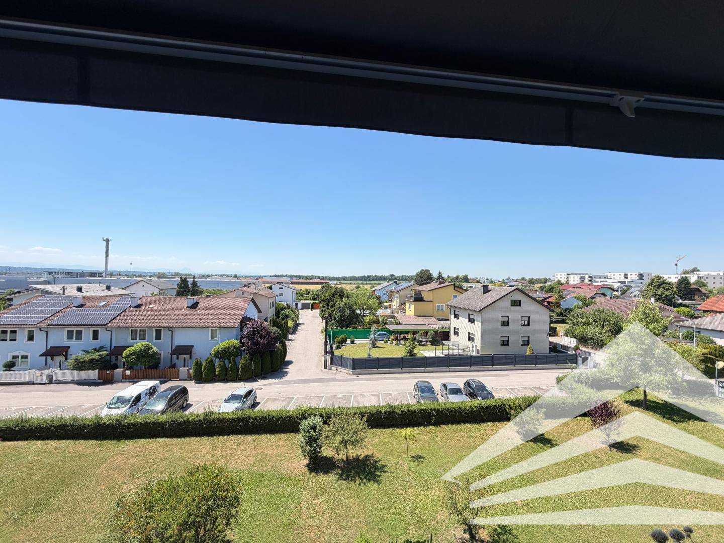 Well maintained 4 room apartment with loggia and parking space