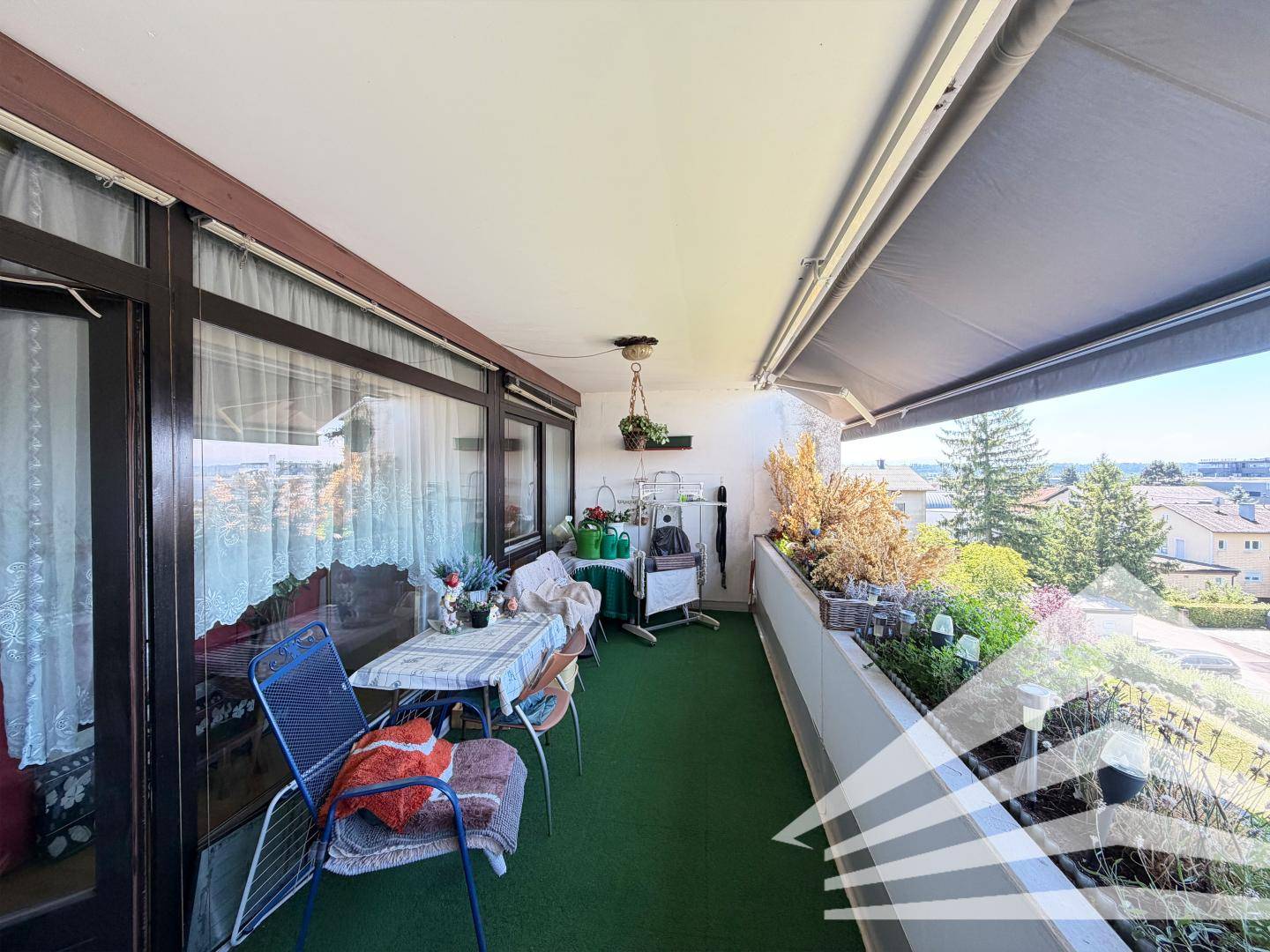 Well maintained 4 room apartment with loggia and parking space