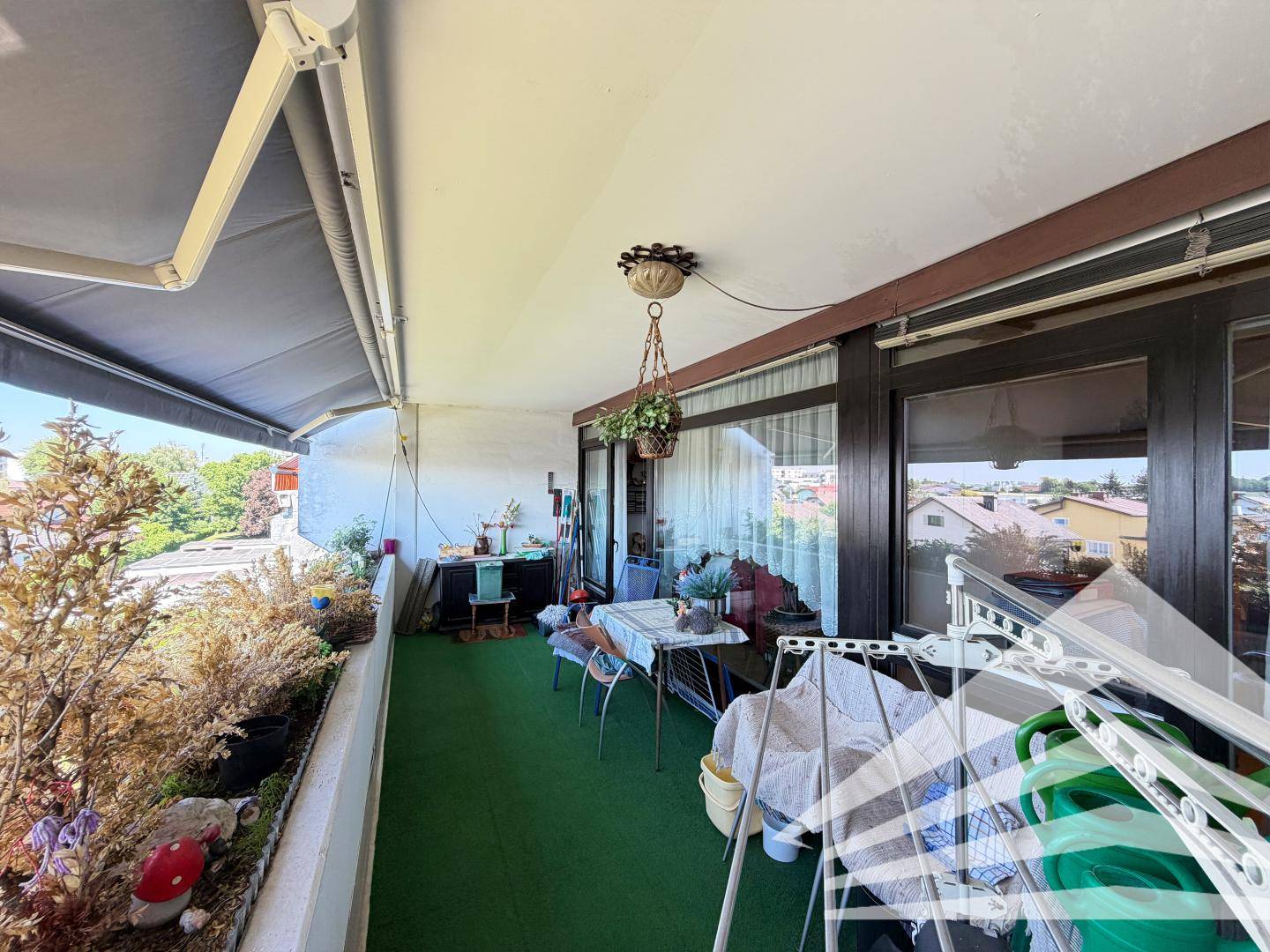 Well maintained 4 room apartment with loggia and parking space