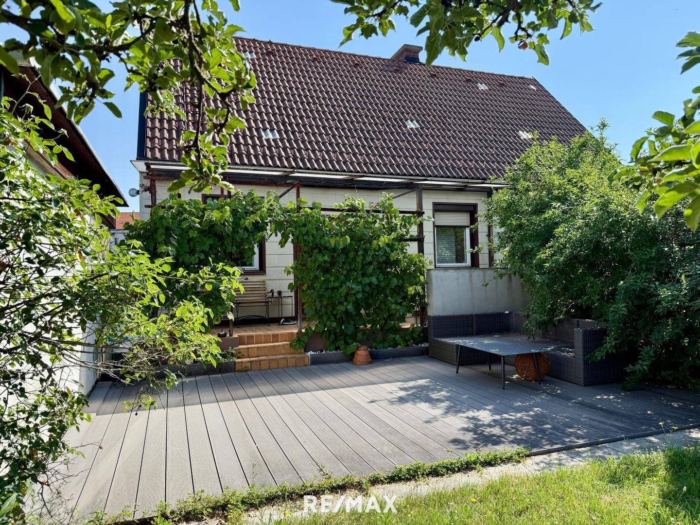 Einfamilienhaus mit Terrasse und großem Garten