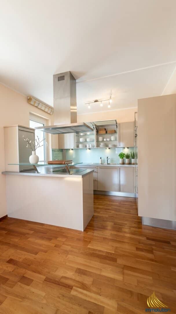 4 Zimmer Wohnung mit sonniger Loggia und Tiefgaragenstellplatz