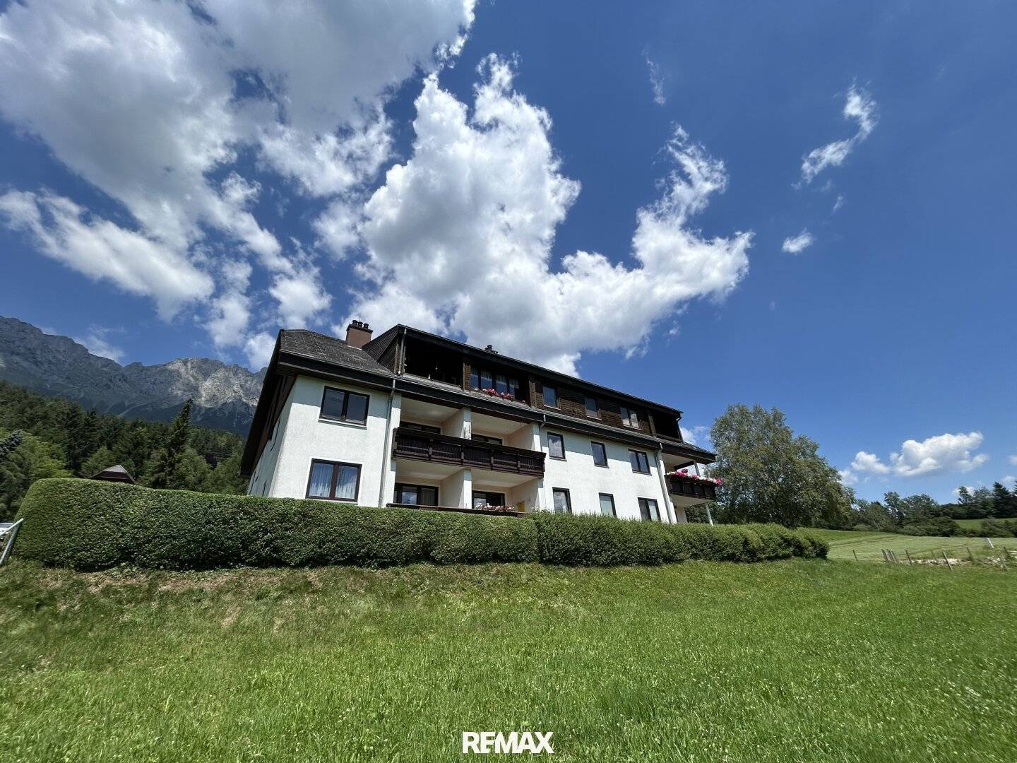 Gepflegte Altbauwohnung mit sonniger Loggia und Kamin