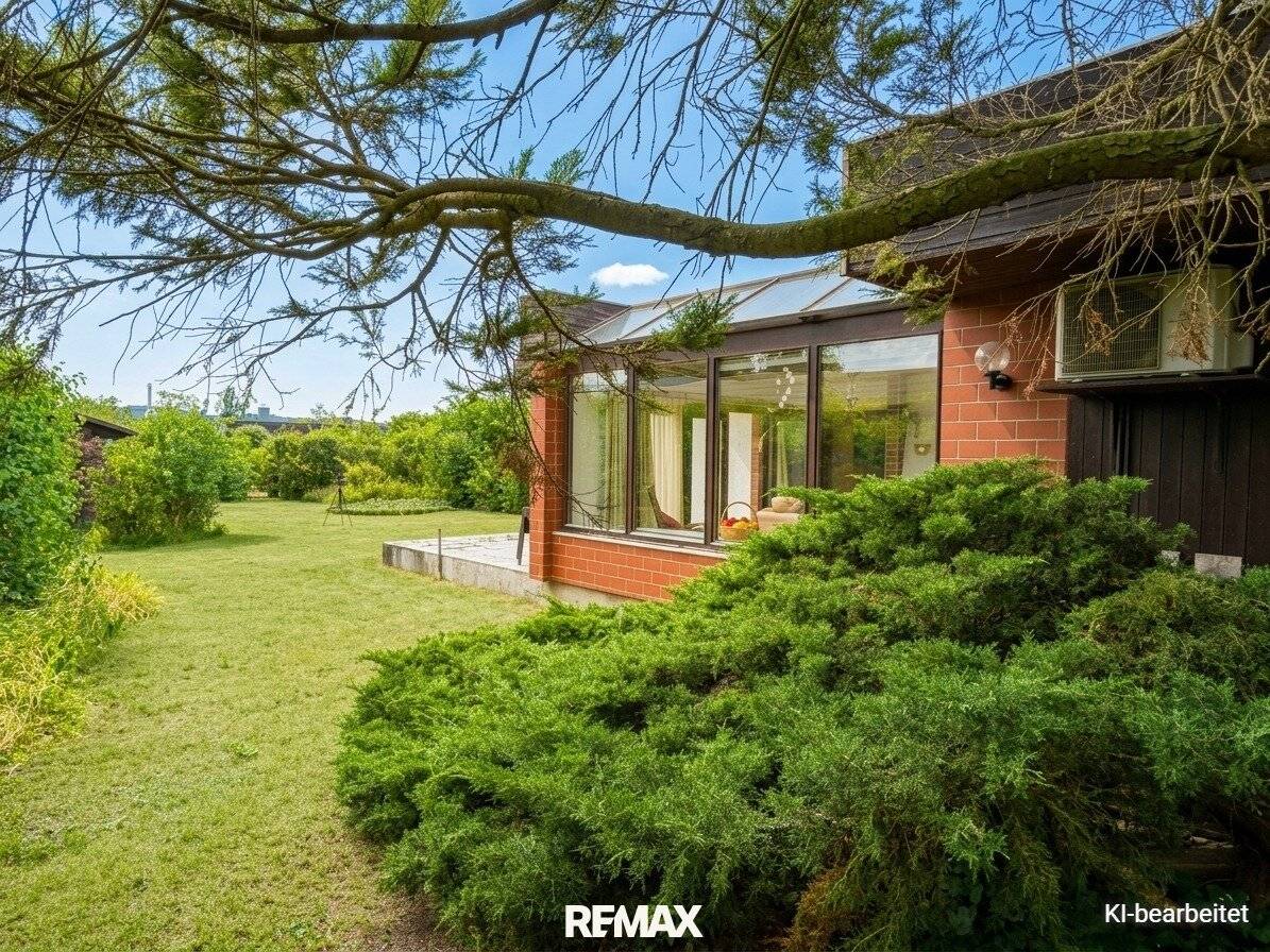 Bungalow mit Wintergarten und Garten an nicht öffentlichem See