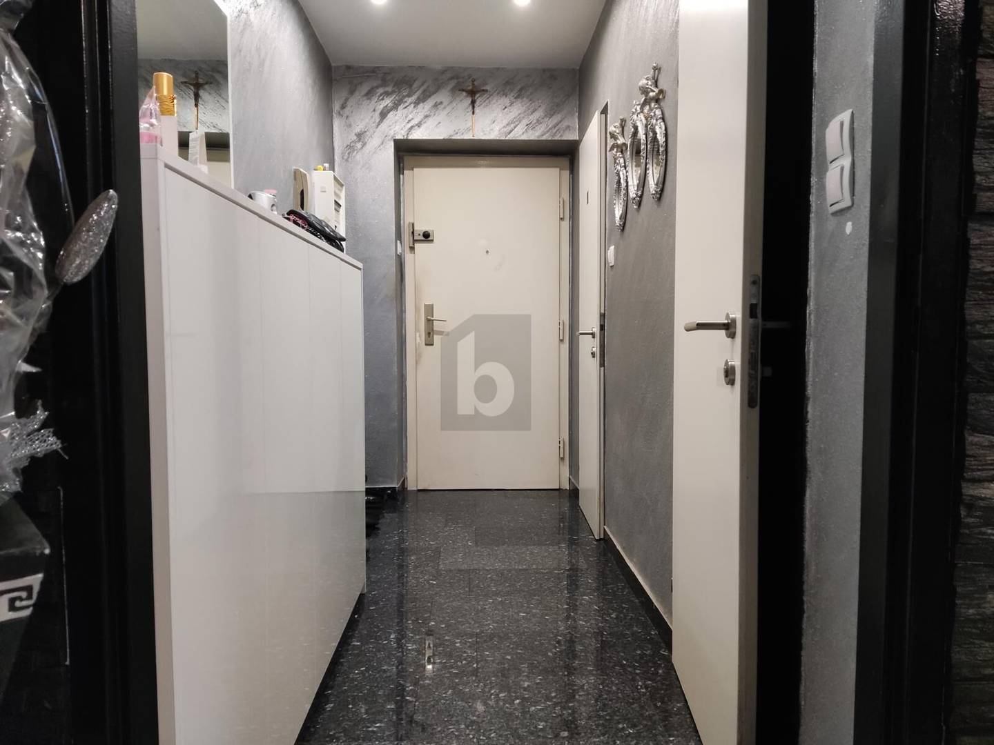 Quiet modern Wohnung with lift