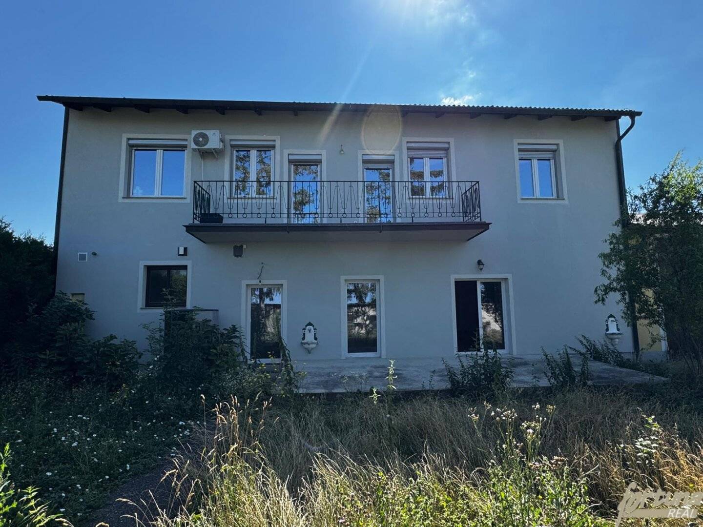 Gepflegtes Zweifamilienhaus mit Garten und Balkon