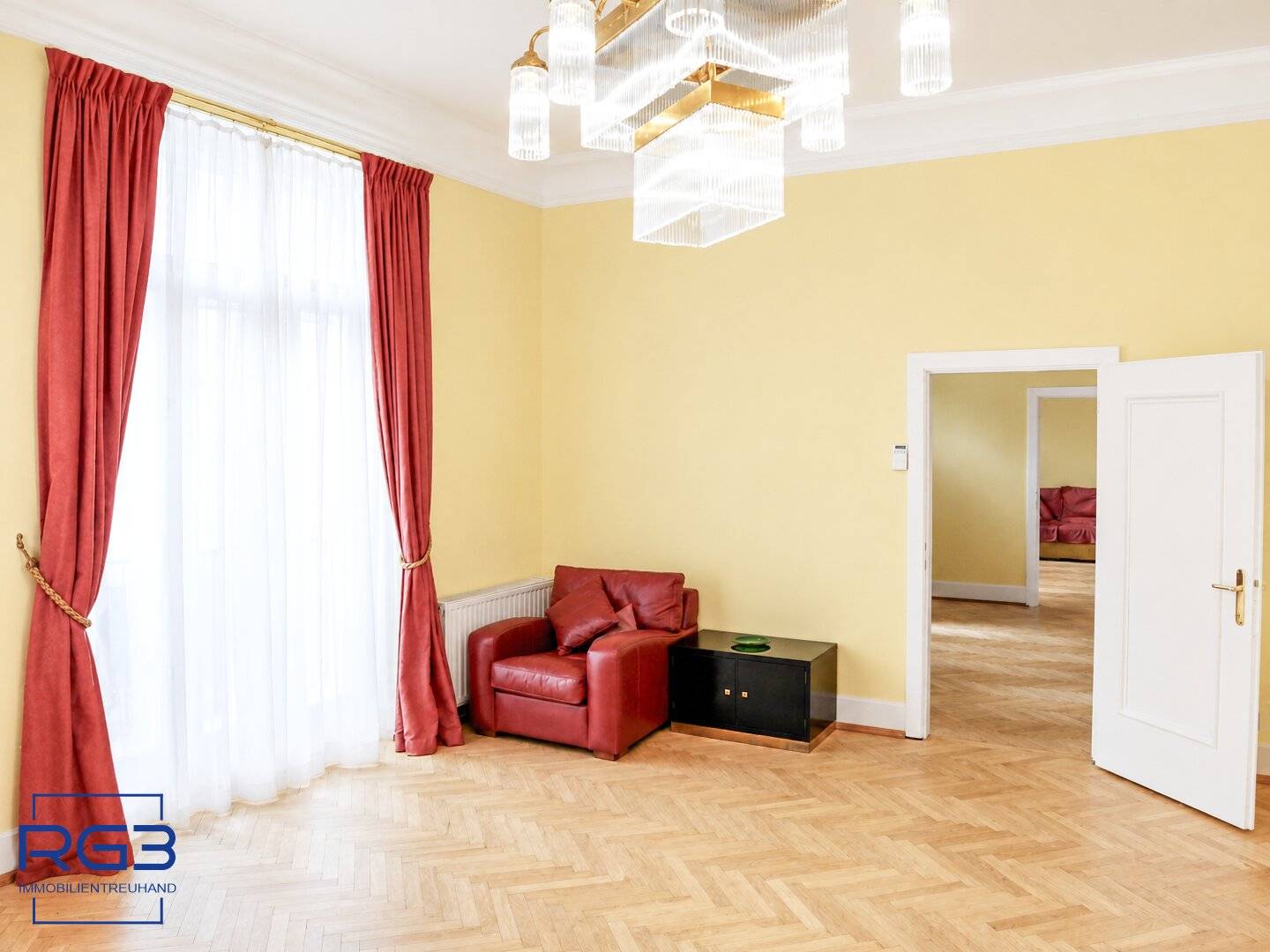 Representative Altbau apartment with herringbone parquet in the embassy district