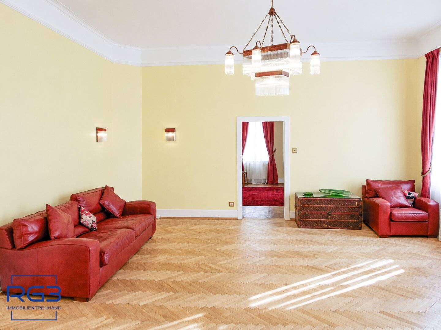Representative Altbau apartment with herringbone parquet in the embassy district