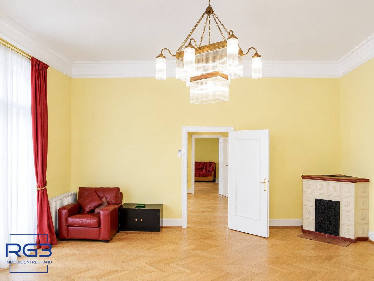 Representative Altbau apartment with herringbone parquet in the embassy district