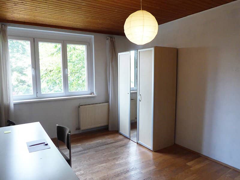 Lichtdurchflutete Altbauwohnung mit Süd Loggia