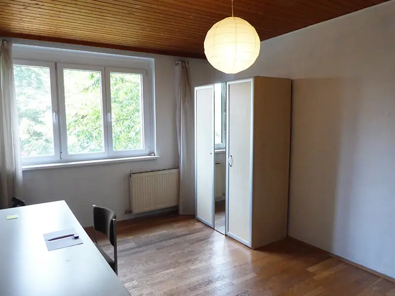 Lichtdurchflutete Altbauwohnung mit Süd Loggia