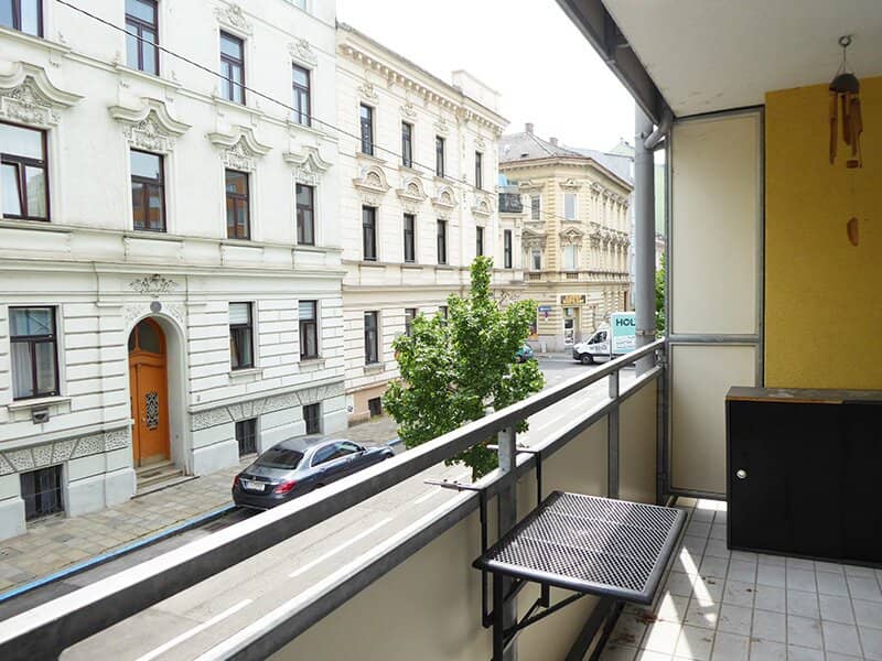 Lichtdurchflutete Altbauwohnung mit Süd Loggia