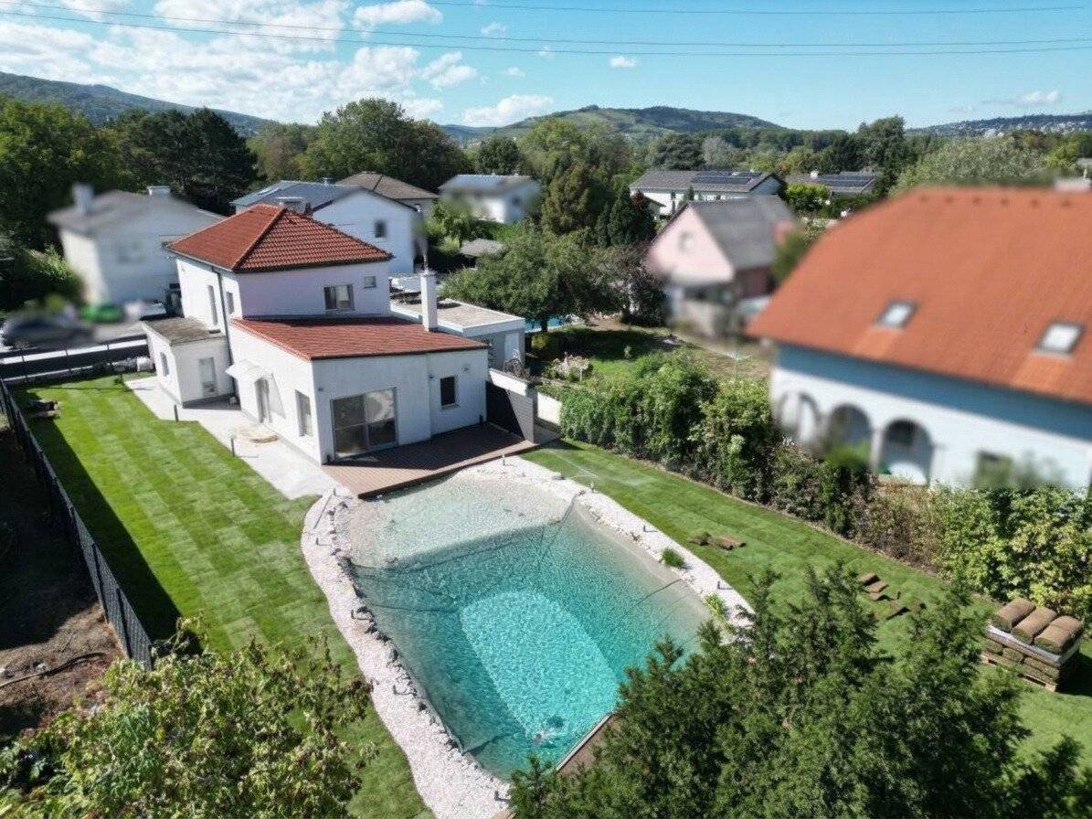 Einfamilienhaus mit Schwimmteich und Garage