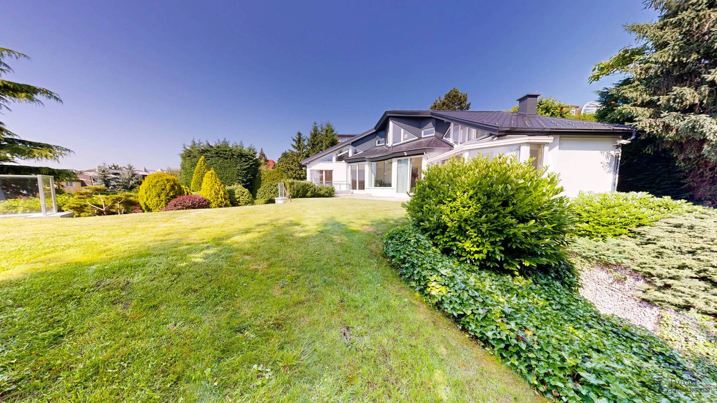 Architektenvilla mit Pool und Weitblick