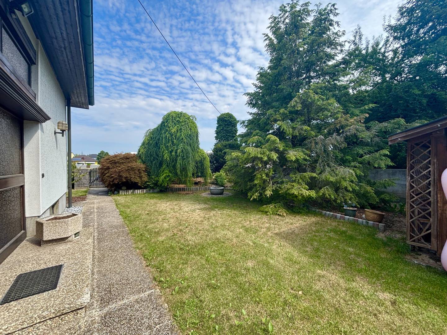 Gepflegter Bungalow mit Kamin und Terrasse auf großem Grundstück