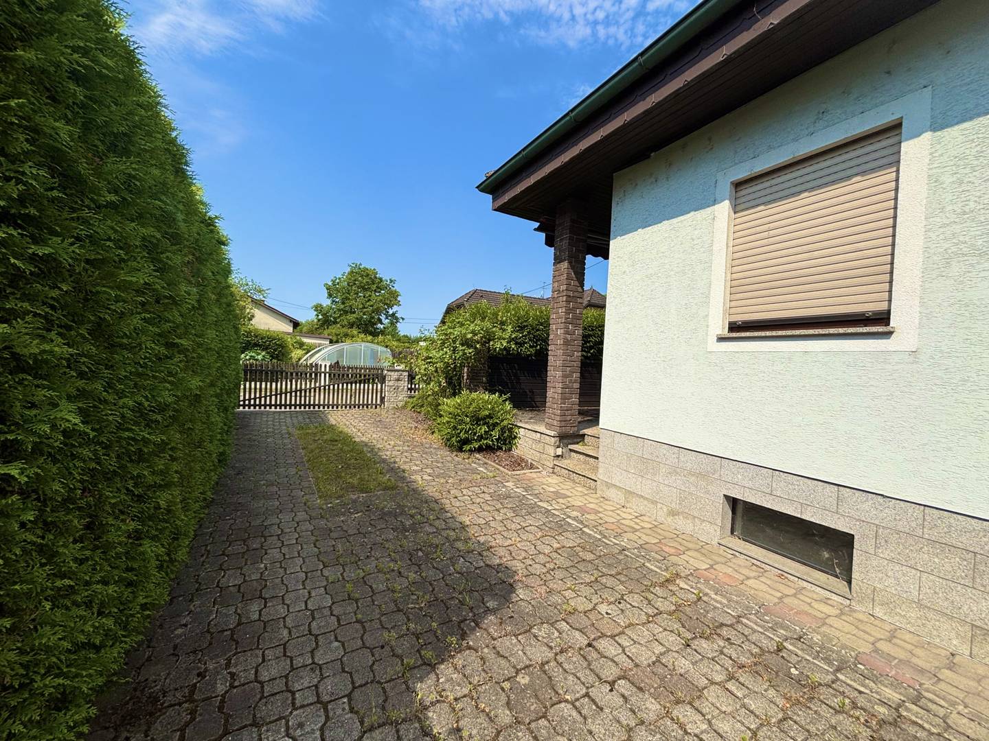 Gepflegter Bungalow mit Kamin und Terrasse auf großem Grundstück