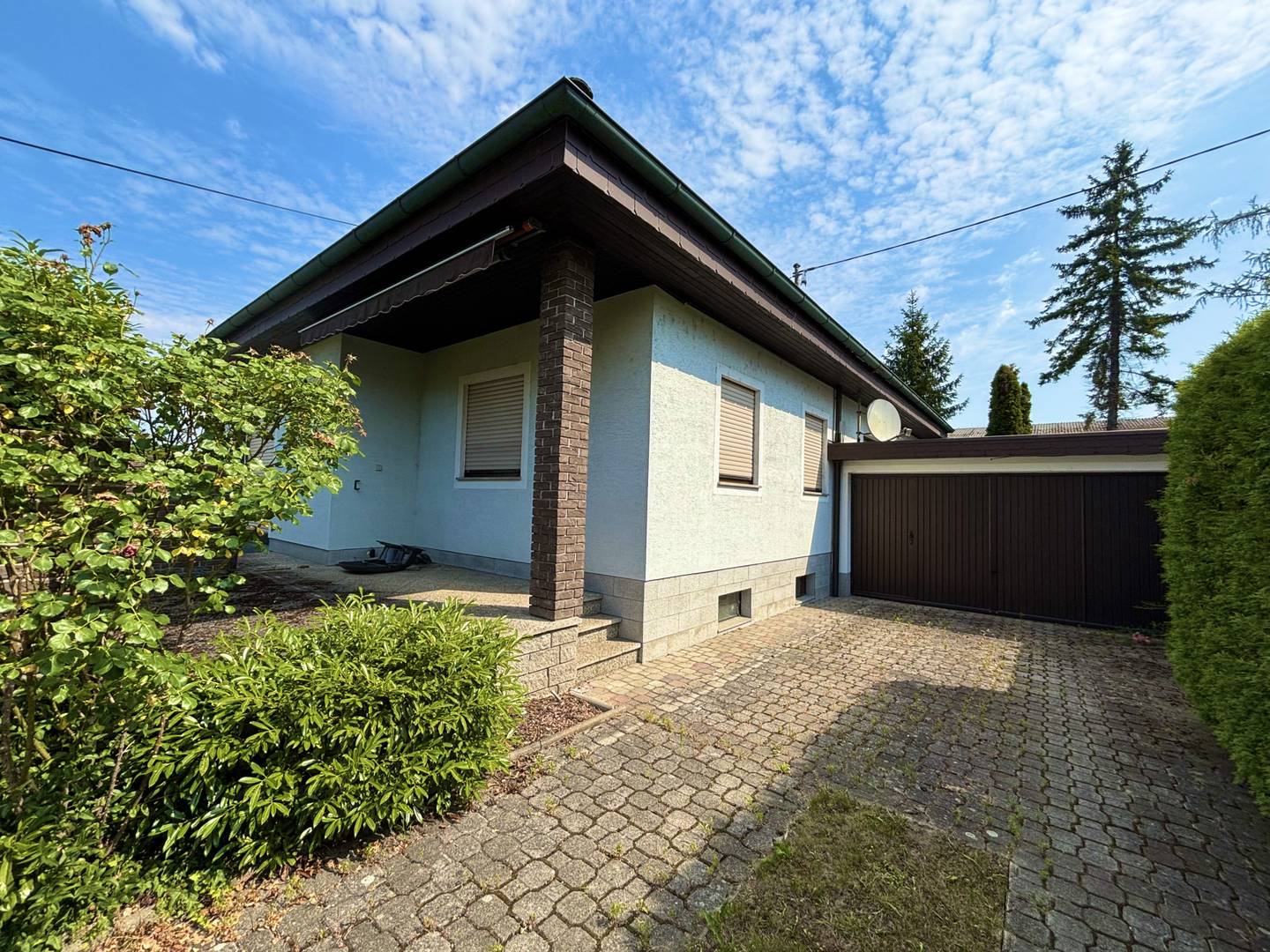 Gepflegter Bungalow mit Kamin und Terrasse auf großem Grundstück