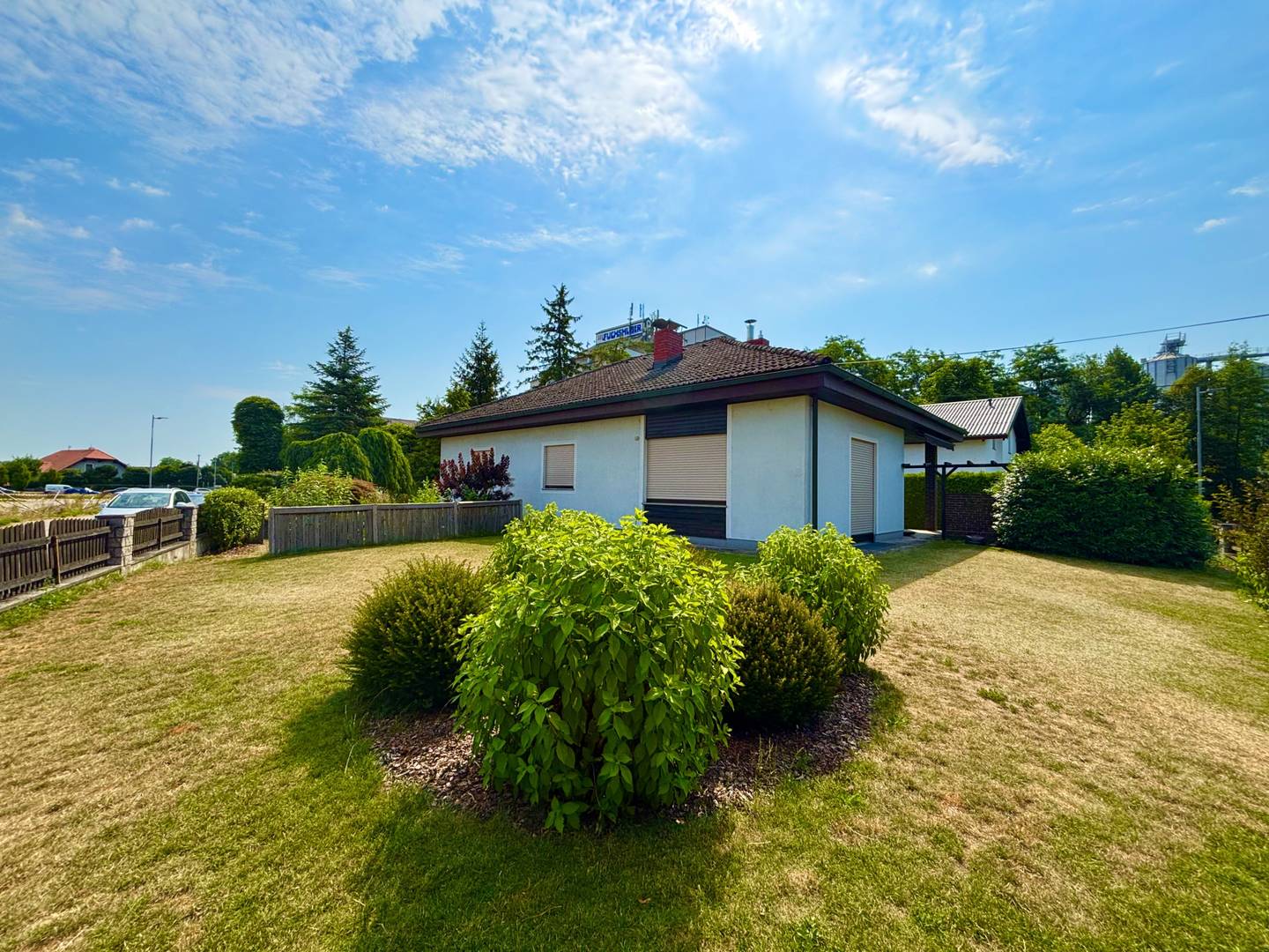 Gepflegter Bungalow mit Kamin und Terrasse auf großem Grundstück