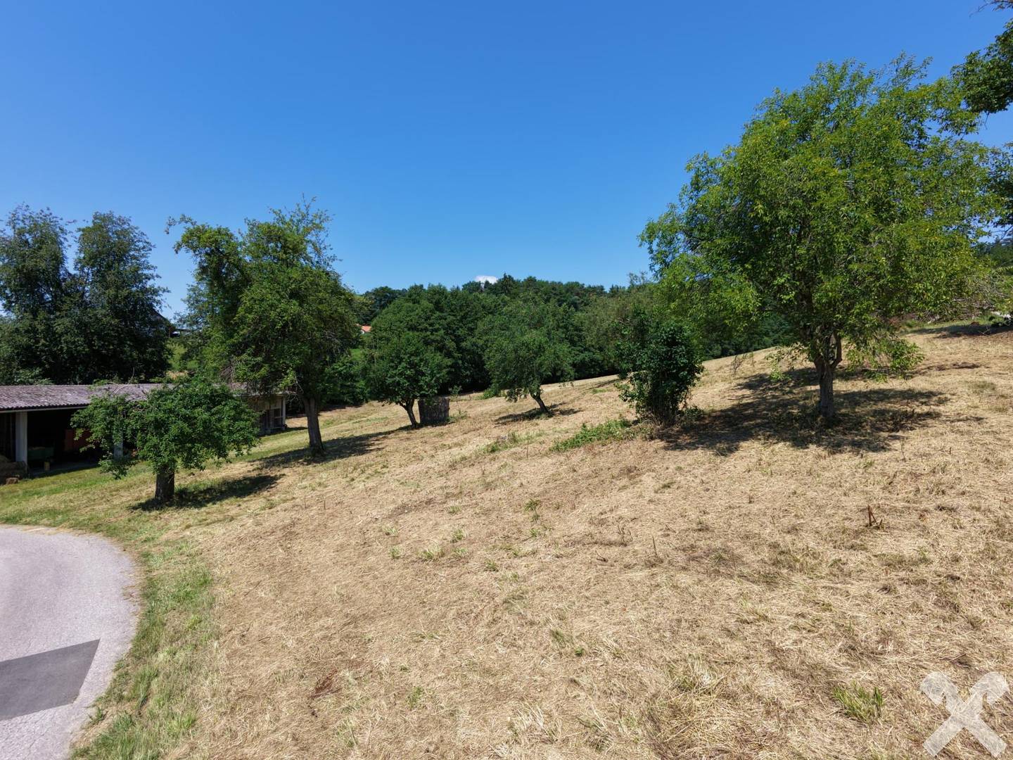 Spacious building plot in sunny location with orchard