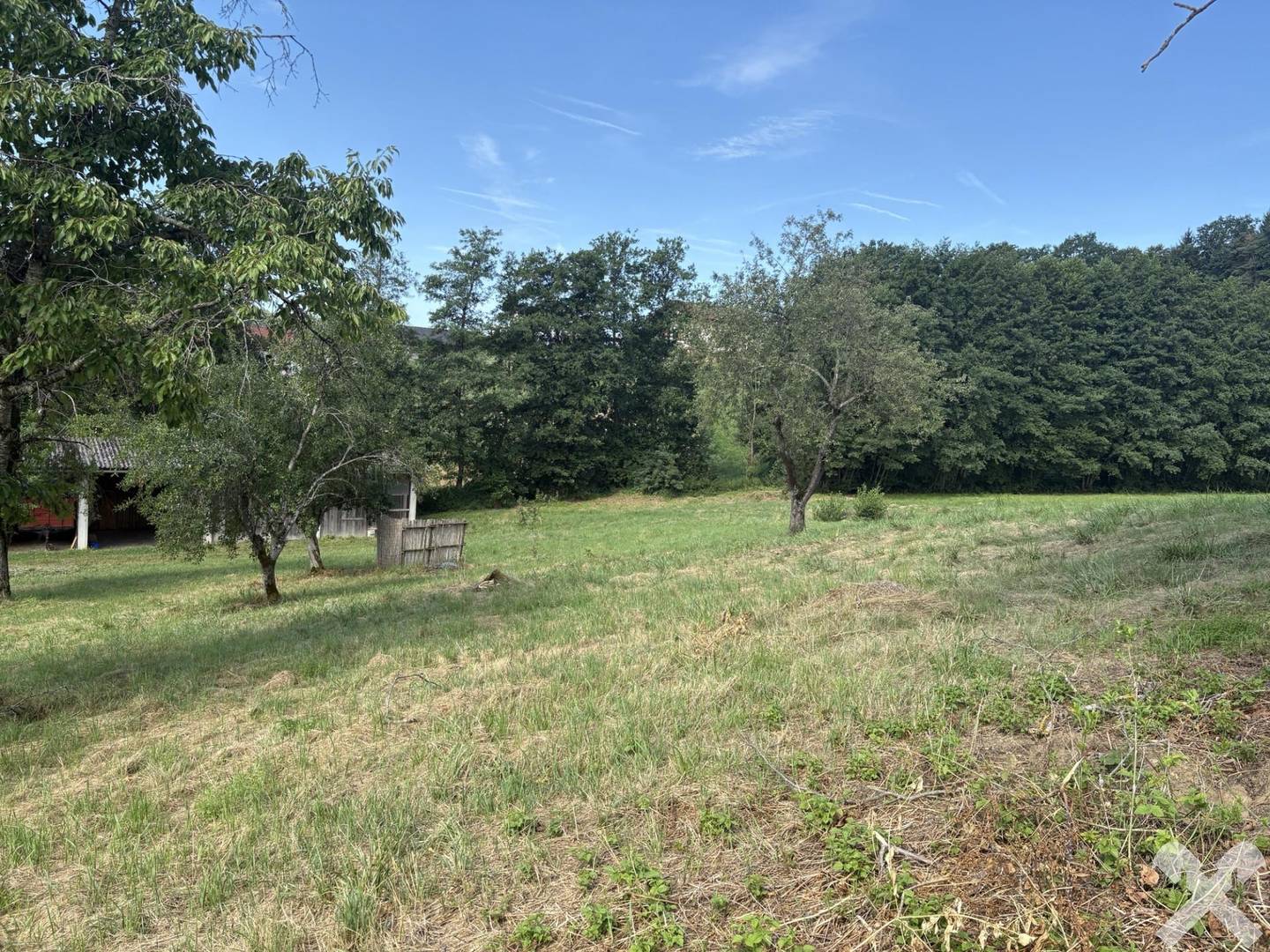 Spacious building plot in sunny location with orchard