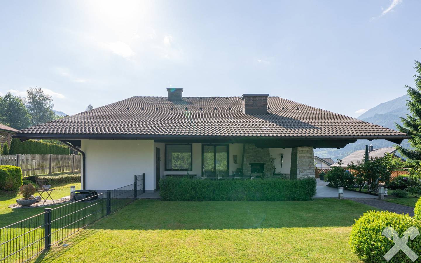 Modernisiertes Zweifamilienhaus mit Garten und Doppelgarage in sonniger Aussichtslage