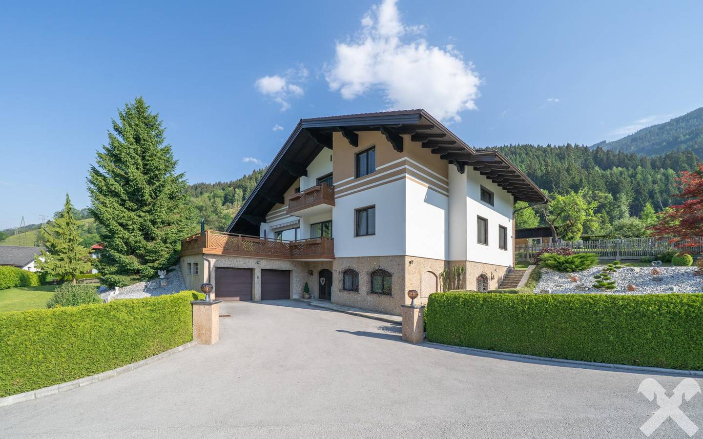 Modernisiertes Zweifamilienhaus mit Garten und Doppelgarage in sonniger Aussichtslage