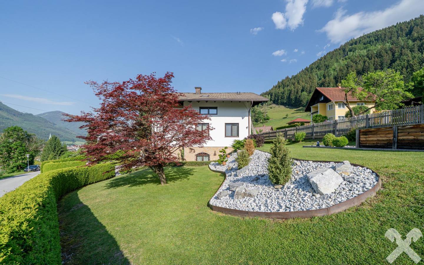 Modernisiertes Zweifamilienhaus mit Garten und Doppelgarage in sonniger Aussichtslage