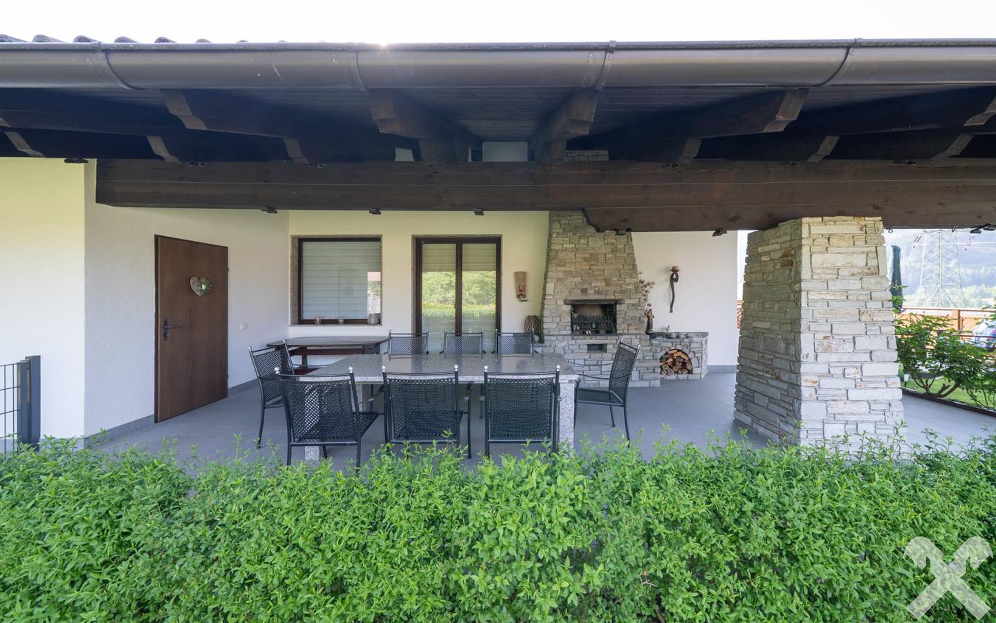 Modernisiertes Zweifamilienhaus mit Garten und Doppelgarage in sonniger Aussichtslage