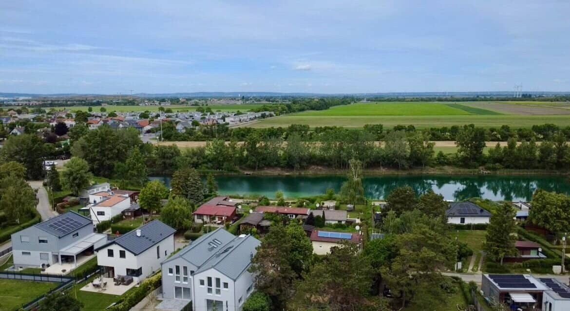 Family home with private lake access and south-facing terrace