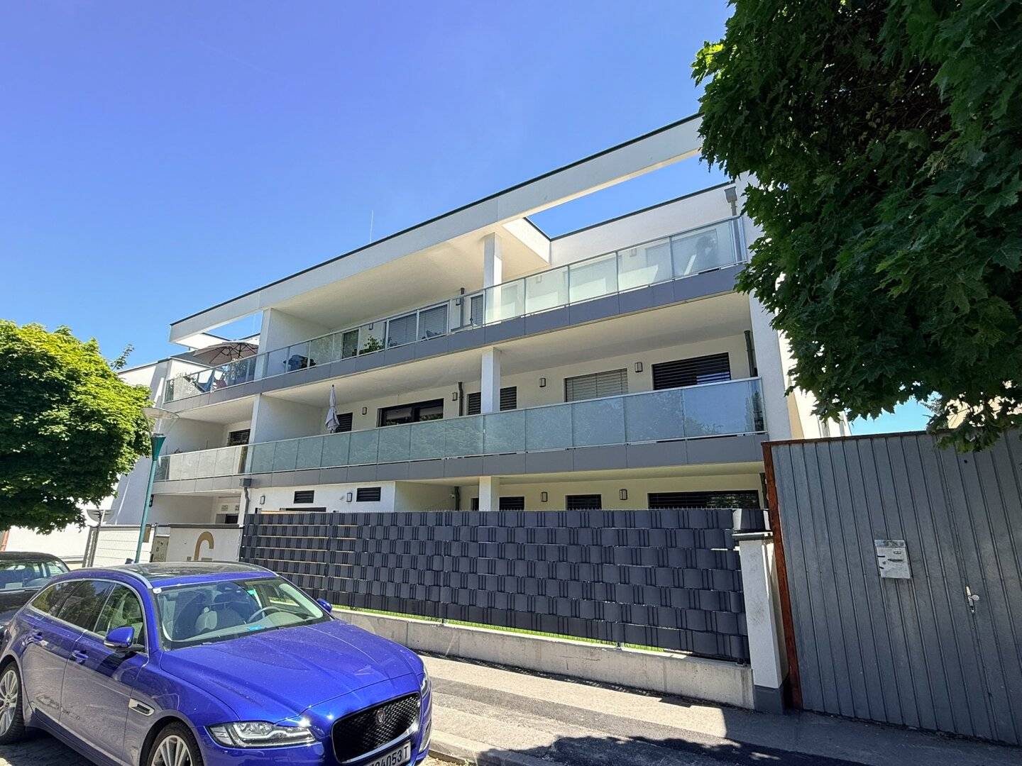 Helle Dachgeschosswohnung mit großzügiger Terrasse und Tiefgaragenplatz