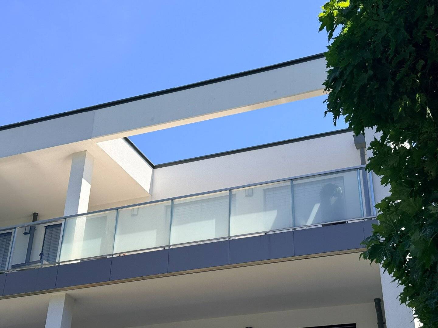Helle Dachgeschosswohnung mit großzügiger Terrasse und Tiefgaragenplatz