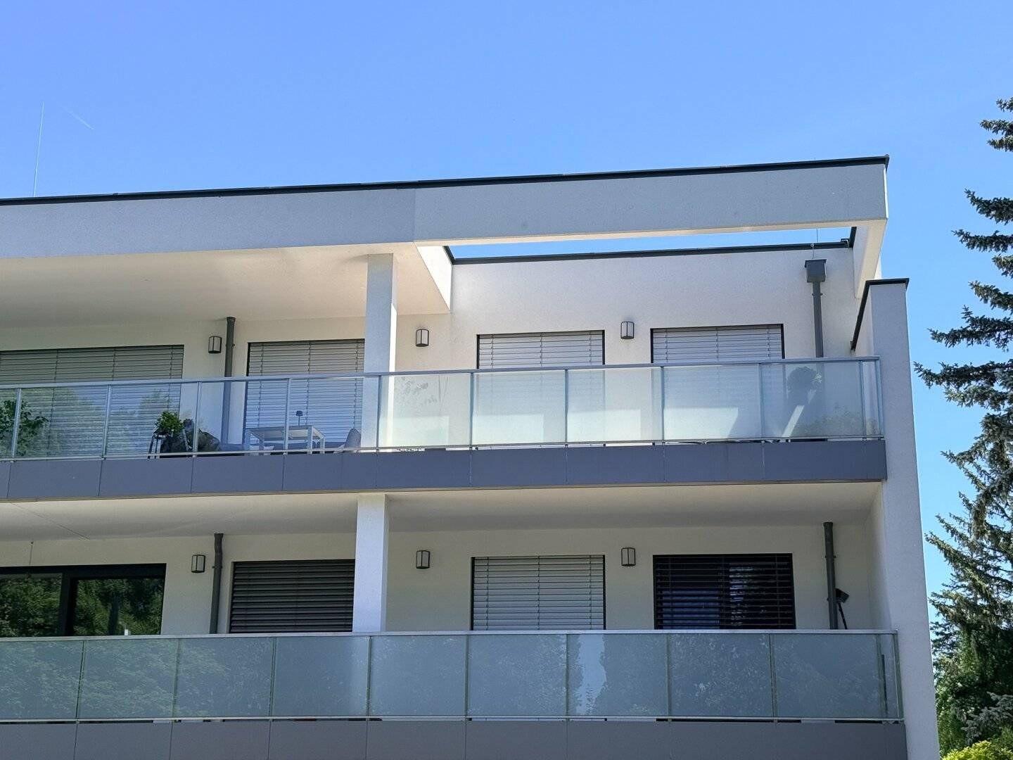 Helle Dachgeschosswohnung mit großzügiger Terrasse und Tiefgaragenplatz
