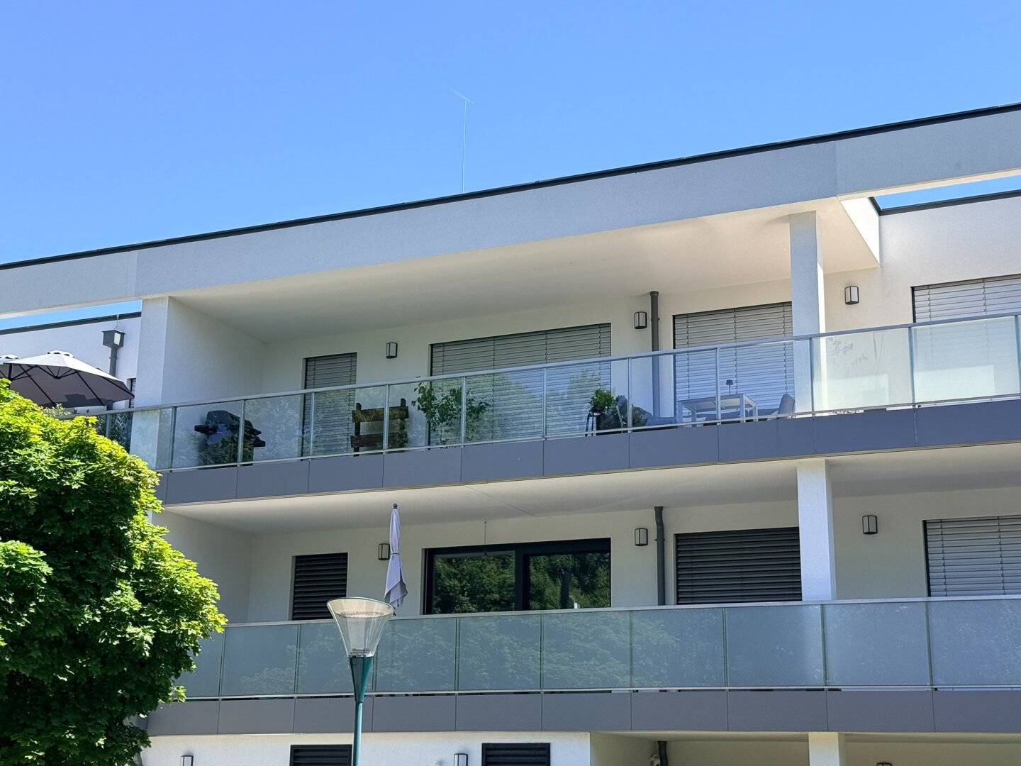 Helle Dachgeschosswohnung mit großzügiger Terrasse und Tiefgaragenplatz