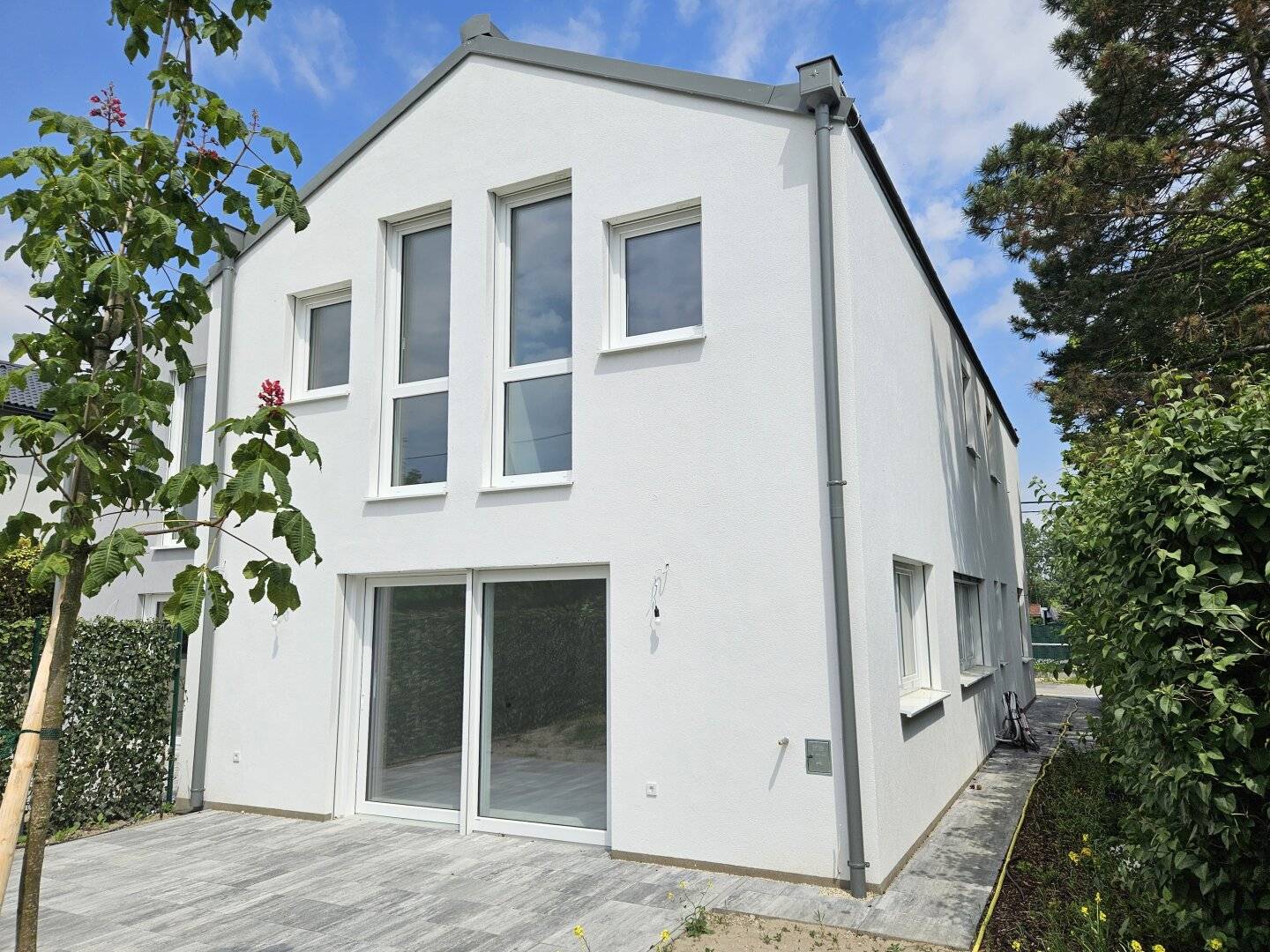 Detached house with garden and lake access in a quiet setting