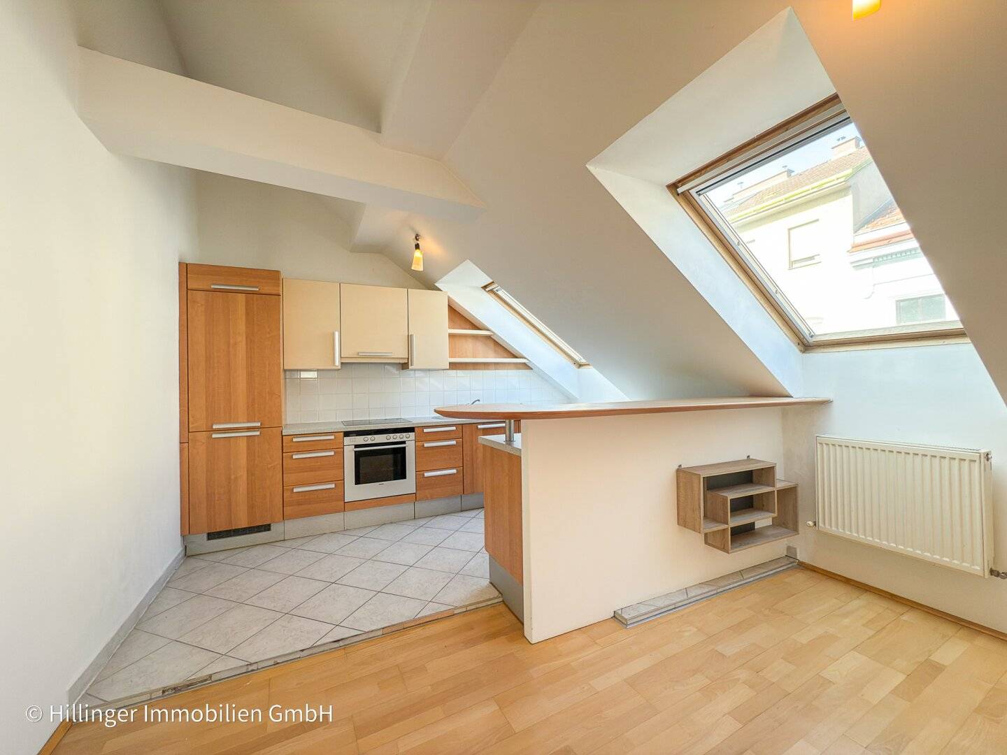 Bright attic apartment with spacious open kitchen near Floridsdorf station