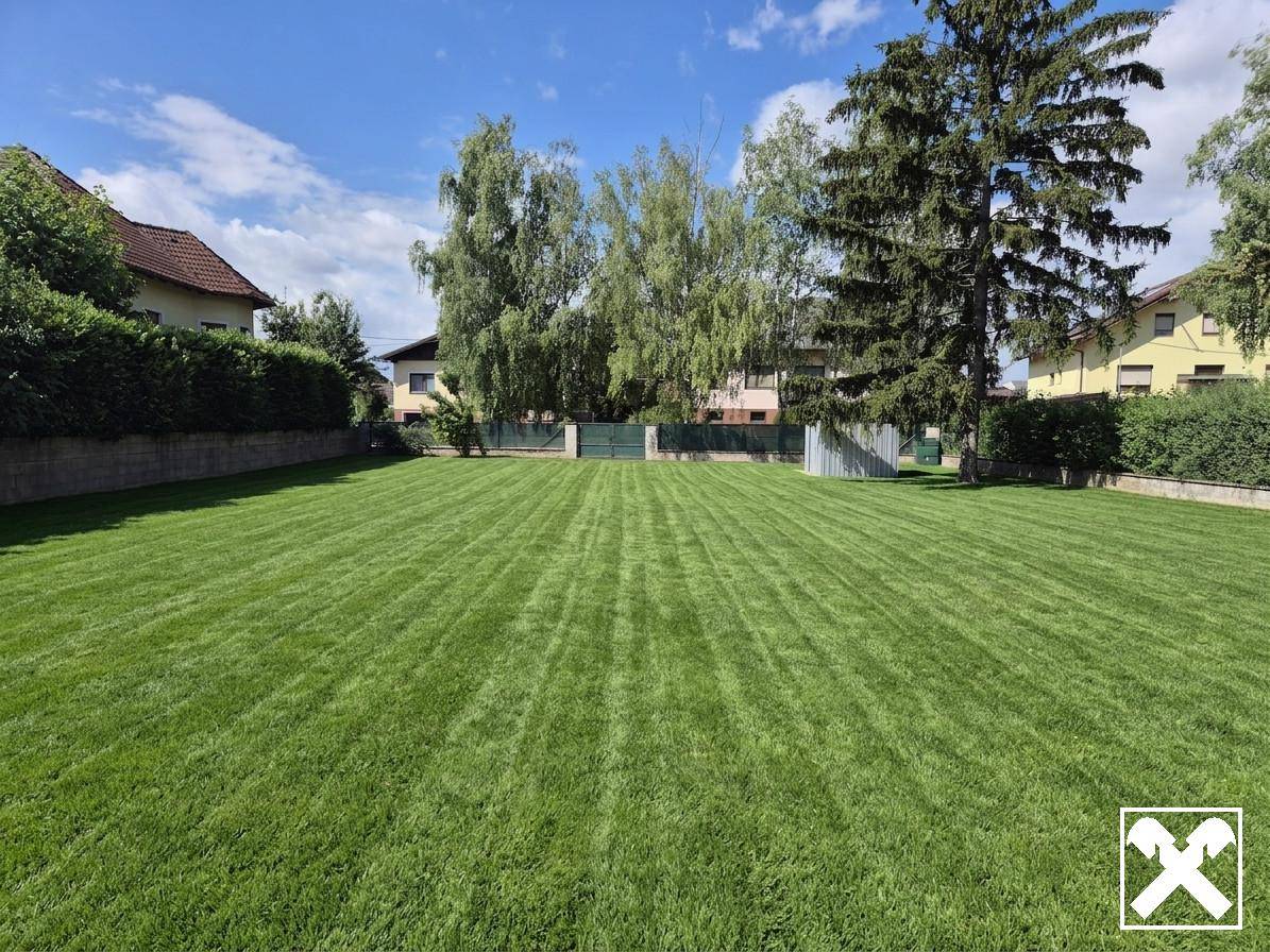 Family house with large garden and garage