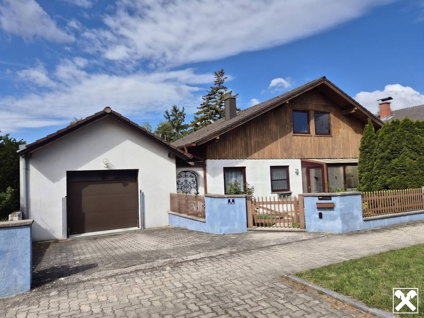 Family house with large garden and garage