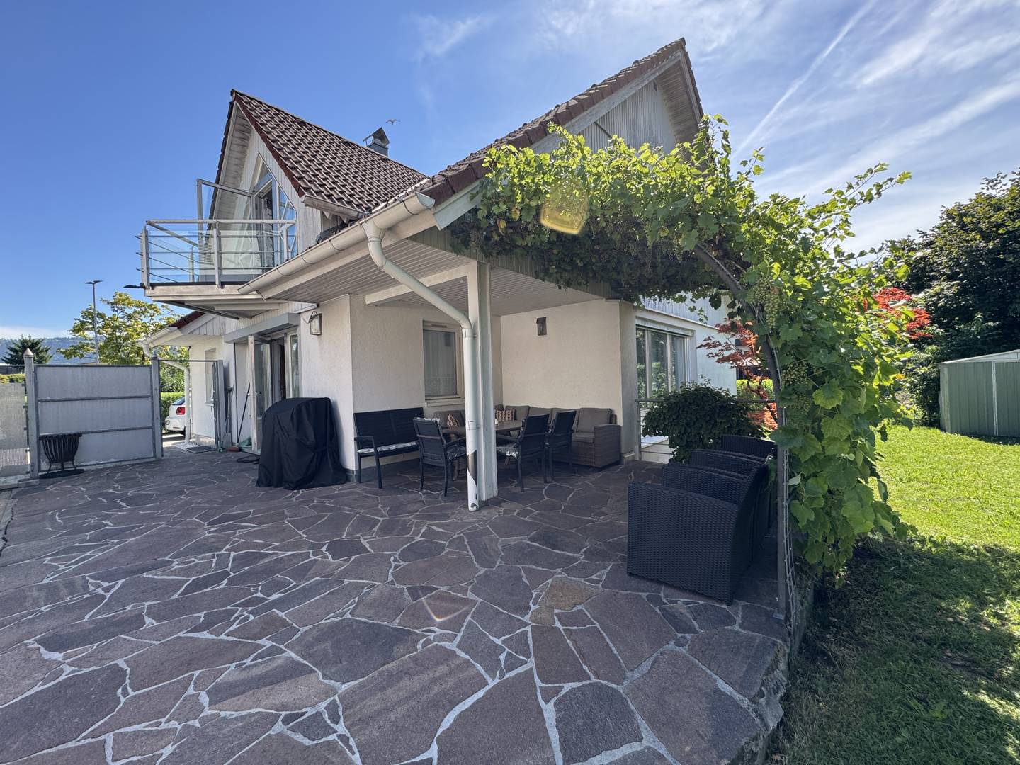 Architektenhaus mit Garten und Garage in sonniger Lage