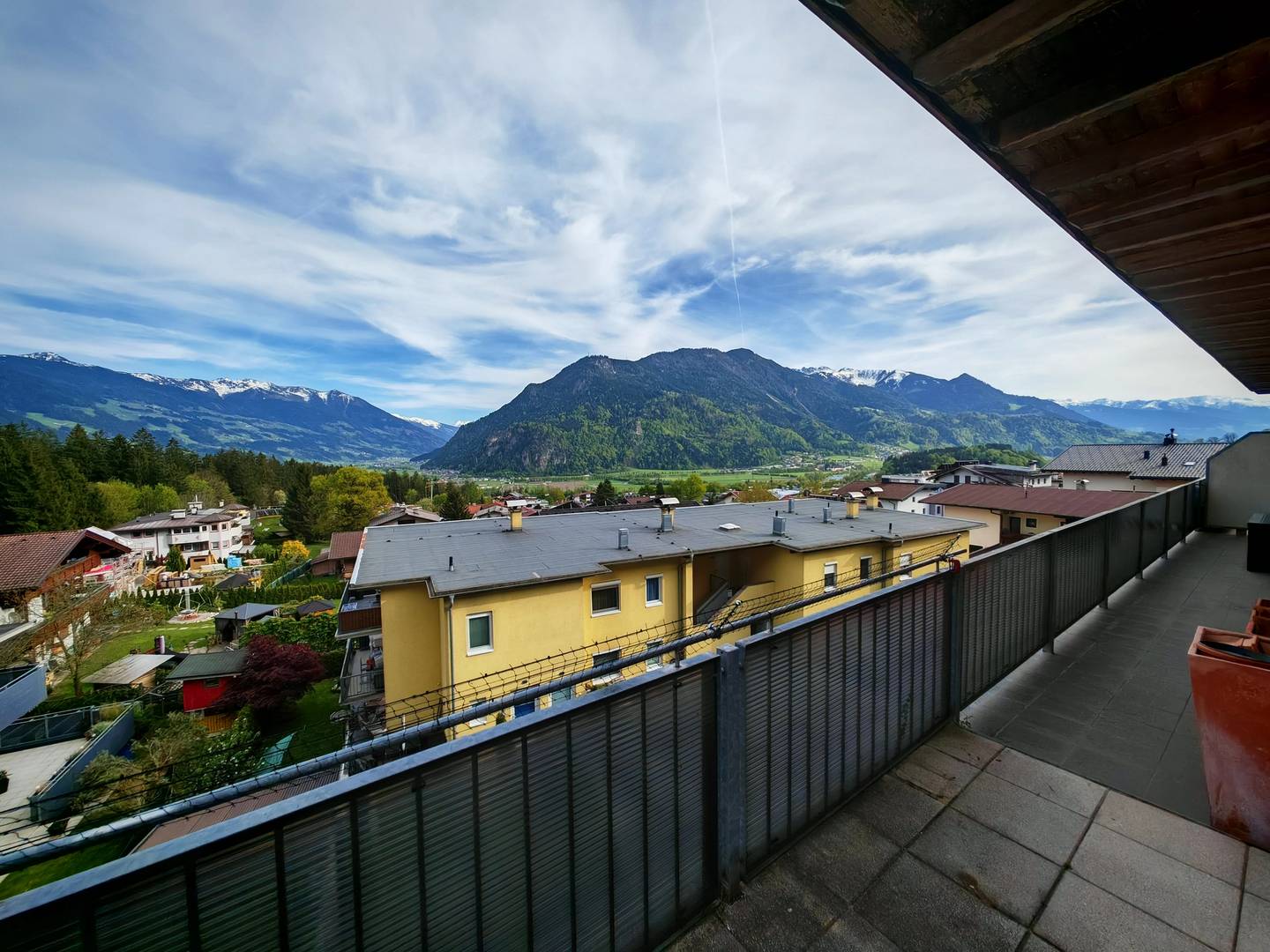 Sonnige Wohnung mit großer Dachterrasse und Infrarotsauna